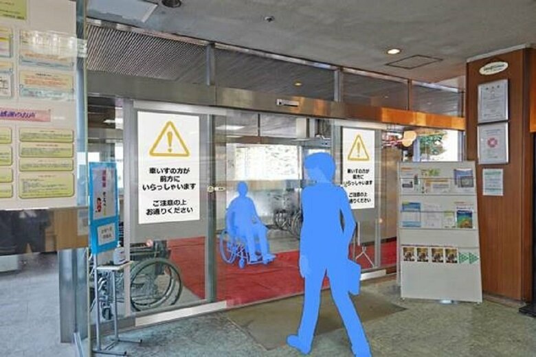 設置される自動ドアとデジタルサイネージのイメージ