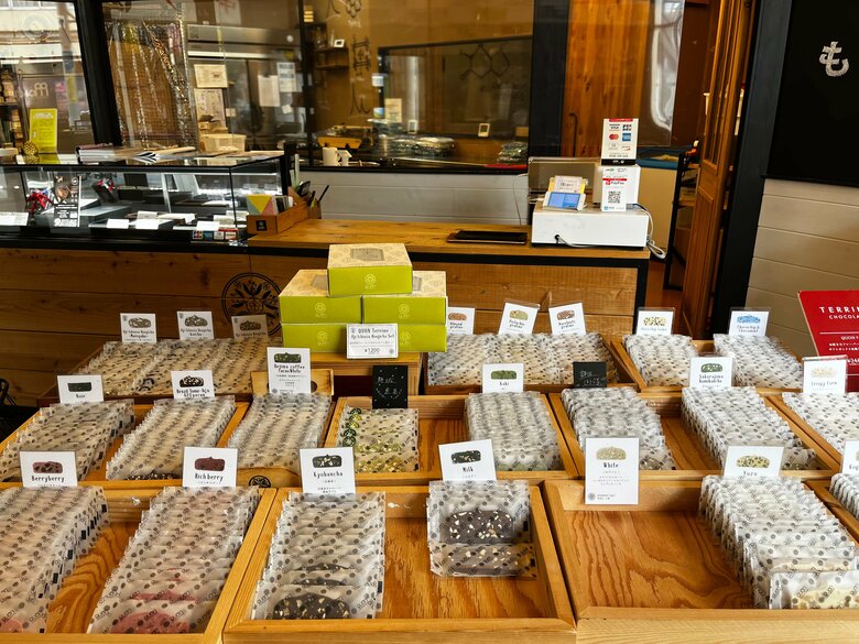 「久遠チョコレート」の店内（『温めれば、何度だってやり直せる』より）