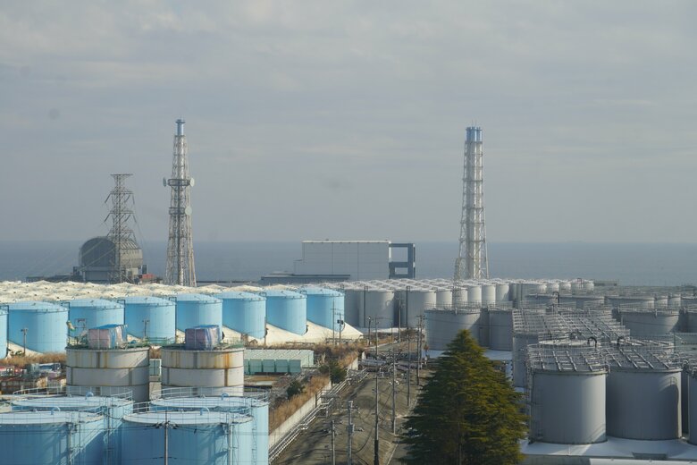 処理水を保管するタンクの先に3号機（左）と4号機が見える