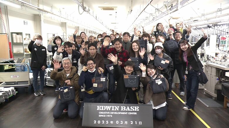 自作のトートバッグを手にツアーを満喫した様子のエドウインファン