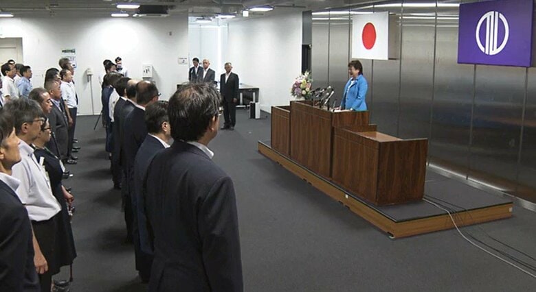 幹部職員に訓示する郡市長