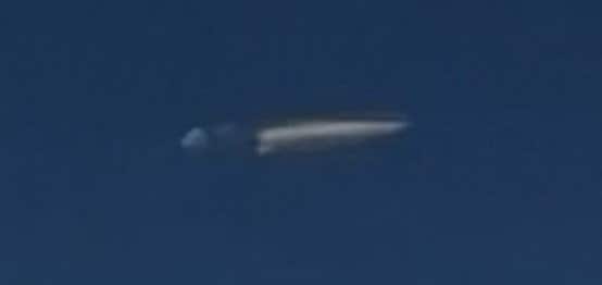 空中でスタブ（噴射口カバー）を外したキンジャール極超音速空中発射弾道ミサイル。