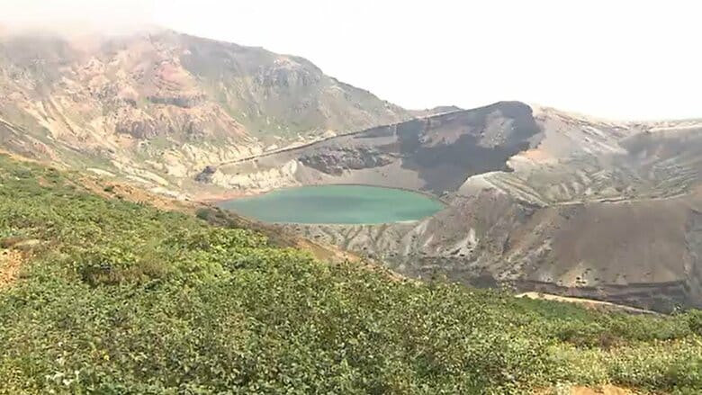 蔵王山の火口湖「御釜」