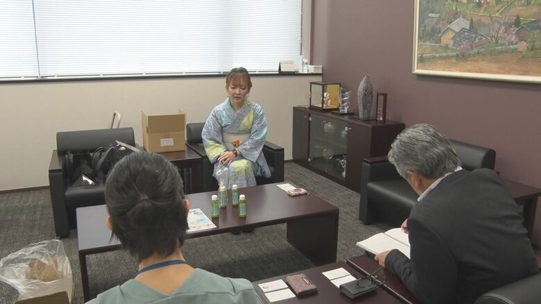 横山商会を訪れた荒木さん
