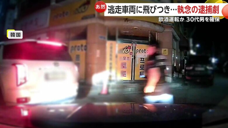 従う素振りも見せず、猛スピードで細い路地に入っていく白い車