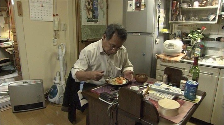 自宅で食事をする原田さん