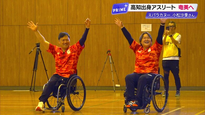 ダンスを踊る、車いすラグビー日本代表の池透暢さん（左）