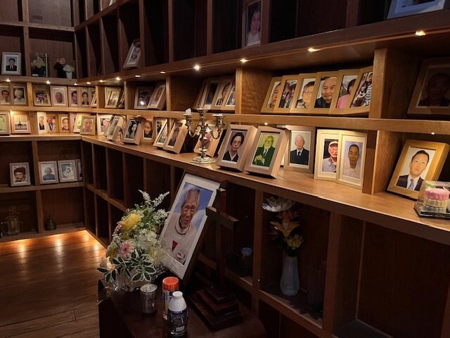 奥田さんが牧師を務める教会では、亡くなったホームレスの人たちの遺影が飾られている