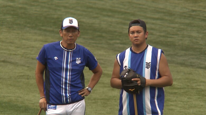 三浦監督と話す守護神・山崎康晃