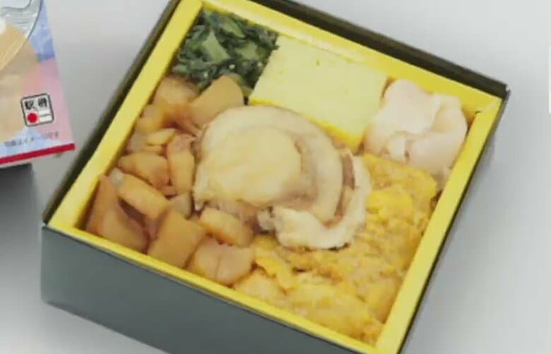 女性が三重・伊勢市のスーパーで購入して食べたという、吉田屋の『しっとりうにと大玉ほたて弁当』