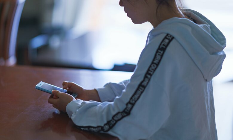 スマホを取り上げるなど強制的な対応は逆効果に（画像：イメージ）