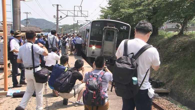 昼は参拝客&夜は花火客! 1年に2日間だけ電車が停まる駅【香川発】
