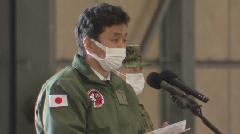 自衛隊員を前に訓示を行う岸防衛大臣（29日 千葉･木更津市）