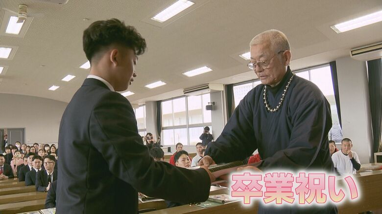 野球部恒例　野々村監督から特別な卒業祝い