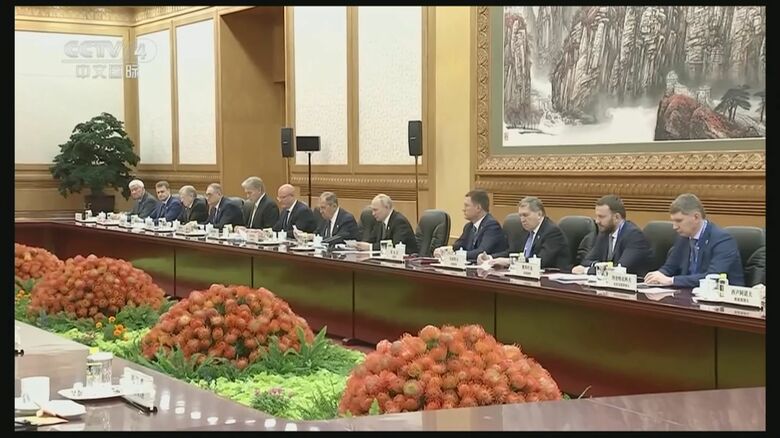 ニュースの後半、プーチン氏を含むロシア側のメンバー全員を写す「引き」の映像から…