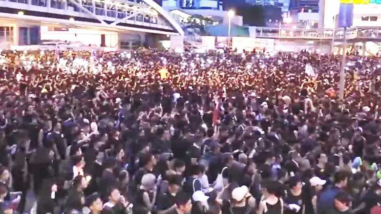 条例改正案に抗議するデモ