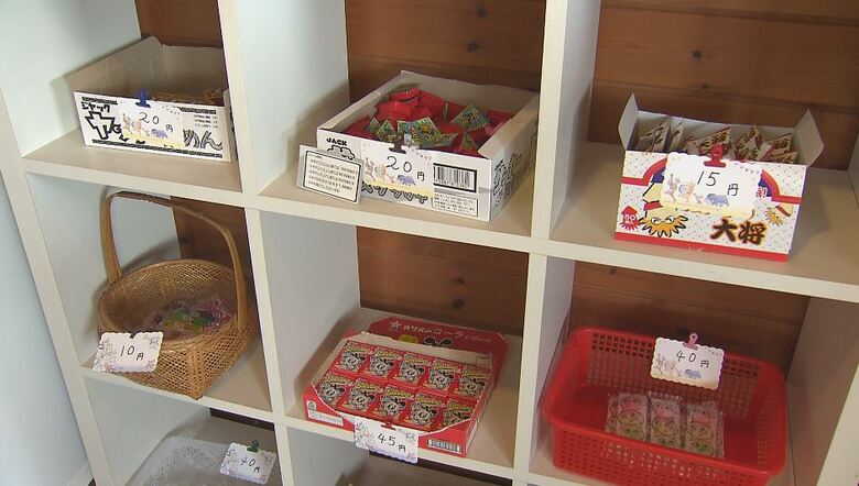 駄菓子はひとつ10円から70円ぐらい