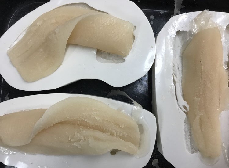 焼きあがった樹脂の部品を取り出す