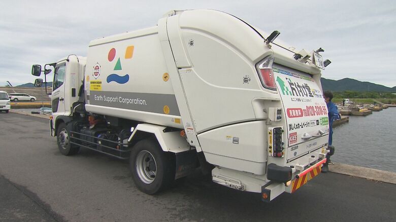 回収した水草を積み込んで施設へ向かうゴミ収集車