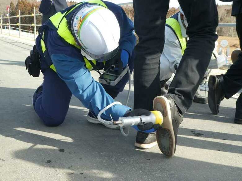 靴の裏を検査