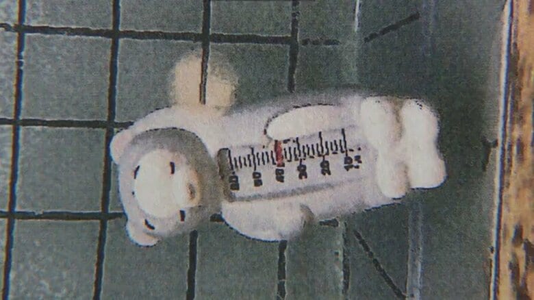 職員が目視で確認したアナログ温度計　湯に浮かべて計測した表面温度は約40度だった（事故報告書より）