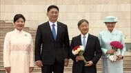 モンゴル訪問中の天皇皇后両陛下が歓迎式典へ　雅子さまは水色の装いで訪問後初の行事　白鵬・朝青龍・日馬富士の姿も