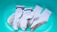 落ちない靴下の泥汚れが簡単に？ポイントは本洗い前に「重曹」「酢」で中和反応…白い靴下の洗い方を専門家が紹介