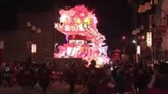 となみ夜高まつりで「突き合わせ」　豪華絢爛な行燈が激しくぶつかる