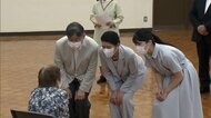 天皇ご一家が原爆養護ホームを訪問…目線を合わせて一人一人と交流　愛子さまが入所者の手をそっと握られる場面も