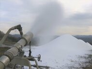 12月のオープンに向けて急ピッチ…スキー場で人工造雪機を使ってコース作り 幅10m・長さ650mに
