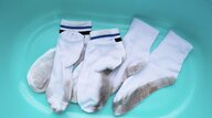 落ちない靴下の泥汚れが簡単に？ポイントは本洗い前に「重曹」「酢」で中和反応…白い靴下の洗い方を専門家が紹介