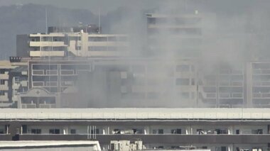 【速報】一時白煙が上がる　福岡市博多区吉塚で倉庫を焼く火事　男性1人を搬送　消防が出動