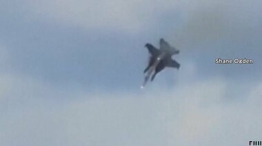 アメリカ軍2機が衝突し墜落　空軍基地で航空ショーの最中　搭乗者4人全員がパラシュート…