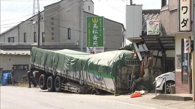トレーラーの荷台が民家に直撃　緩いカーブ曲がり接続部から外れる瞬間　運転手「突然外…