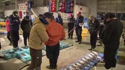 新湊漁港で初競り　威勢のいい掛け声響くなか競り人が次々とブリなど競り落とす