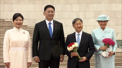 【速報】モンゴル訪問中の天皇皇后両陛下が歓迎式典へ　雅子さまは水色の装いで訪問後初の行事　白鵬・朝青龍・日馬富士の姿も