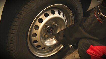 “タイヤ交換後”は脱落の危険が…自分で作業するときのポイントは?｢ボルトを締める強さは決まっている｣