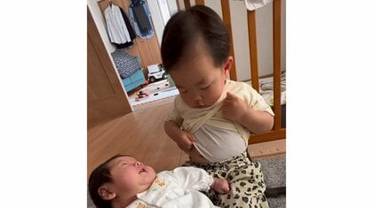 母性があふれ出た？妹に“授乳”しようとする2歳兄が優しい…母親に可愛いきょうだいの日常を聞いた