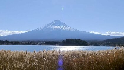 カラカラ天気で“絶景”富士山　セルフスタンドは静電気に要注意　雨不足の河口湖には“幻の道”…ワカサギ釣りにも影響