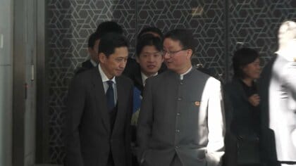 高市首相「台湾有事」答弁への中国側猛反発止まらず　金井アジア大洋州局長が中国・劉アジア局長と協議も険しい表情