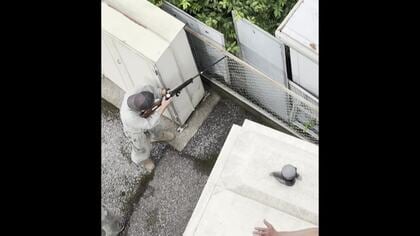【独自】“宇都宮クマ”捕獲直前映像　麻酔銃で1頭を捕獲…畑には巨大な足跡　複数個体がいる可能性、市立の小中学校は10日も休校