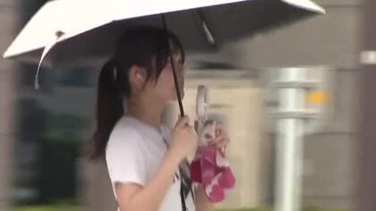 高岡市ですでに猛暑日　富山県内に今年6回目の「熱中症警戒アラート」　日傘や携帯扇風機で暑さしのぐ