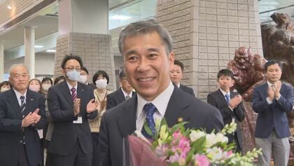 伊那市で16年ぶりリーダー交代　吉田浩之新市長（63）が初登庁「市民目線を原点に新市政」