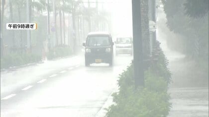 【台風26号】接近中の東京・八丈島　灰色の分厚い雲に覆われ大気不安定　空の便は運航継続　連絡船欠航でスーパー売り場“品薄”