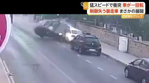 猛スピードの車が駐車中の車に次々衝突　横転後さらにバックで100メートルようやく停止　男女は自力で脱出　トルコ