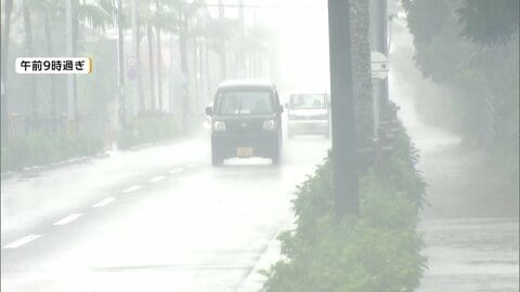 【台風26号】接近中の東京・八丈島　灰色の分厚い雲に覆われ大気不安定　空の便は運航継続　連絡船欠航でスーパー売り場“品薄”