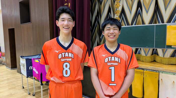 小西出隼翔さん(左)とキャプテンの元沢想さん(右)