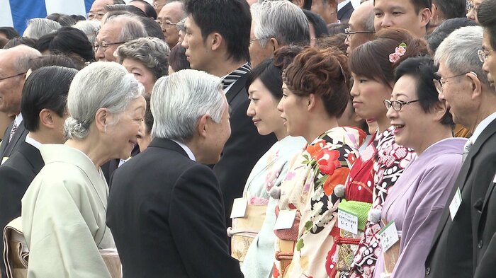 2012年10月 加藤みどりさんと話される上皇ご夫妻