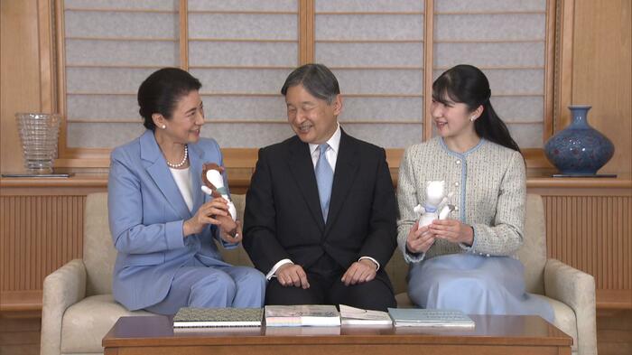 ミラノ・コルティナオリンピックの公式マスコットのぬいぐるみを手に談笑される