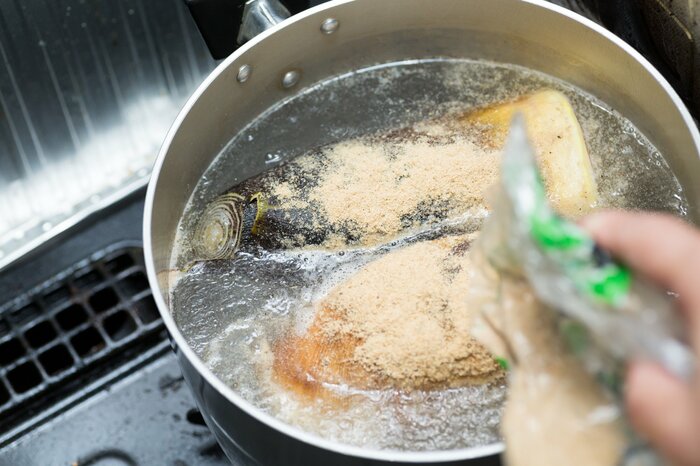 ひとつかみの米ぬかとかぶる程度の水を入れ、たけのこを入れて強火にかけます（イメージ）